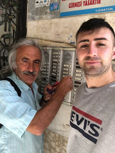 Apartman diafon panelinde tamir yapan Tarkan Elektrik ekibi