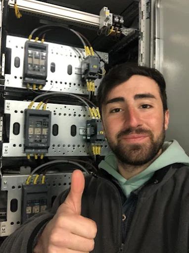 Elektrik panosunda bakım yapan Tarkan Elektrik ustası