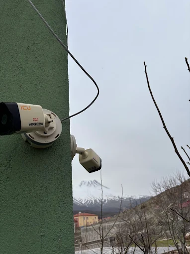 Aksaray’da dış cepheye monte edilmiş güvenlik kamerası