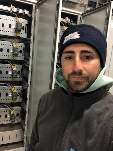 Elektrik panosu yanında Tarkan Elektrik saha ekibi