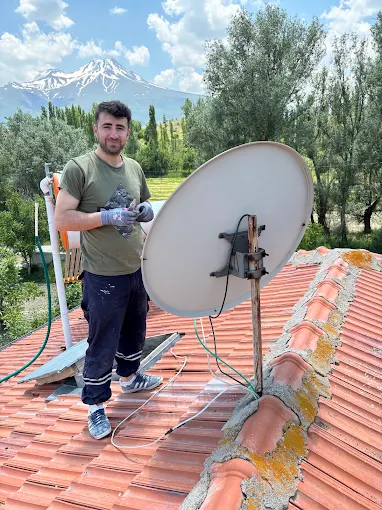 Çatı üzerinde uydu çanak anten servisi yapan Tarkan Elektrik teknisyeni